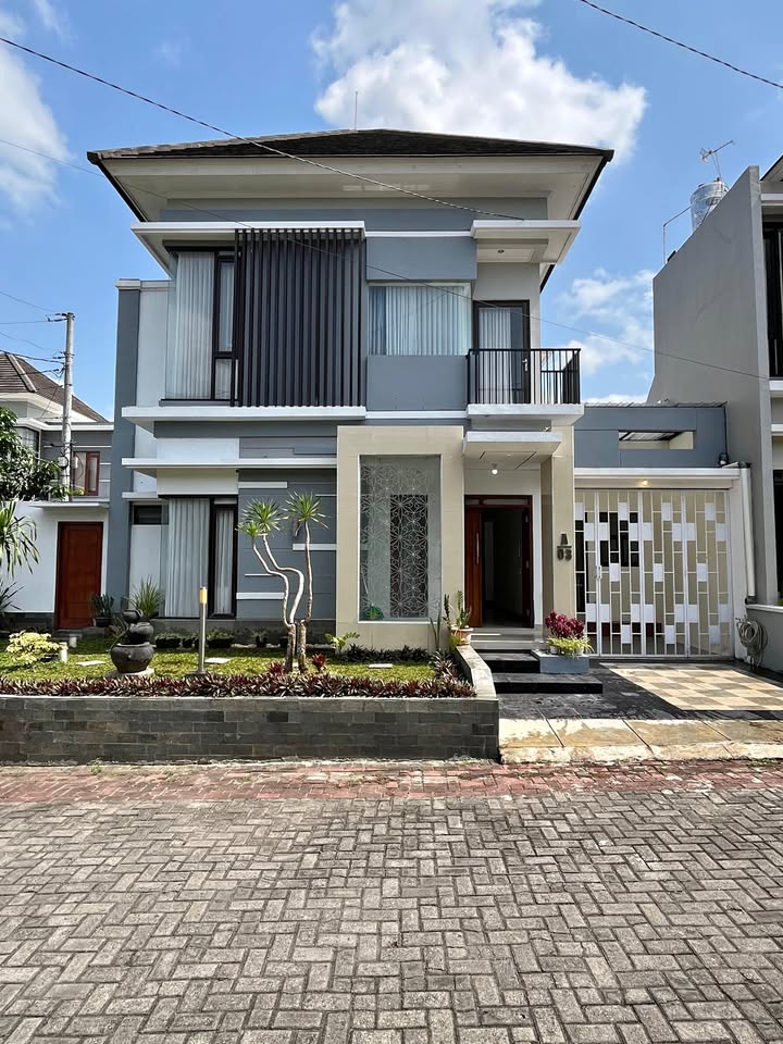 RUMAH MEWAH DALAM PERUMAHAN ELIT GRAND MLATI DEKAT HOTEL HYATT JL. PALAGAN